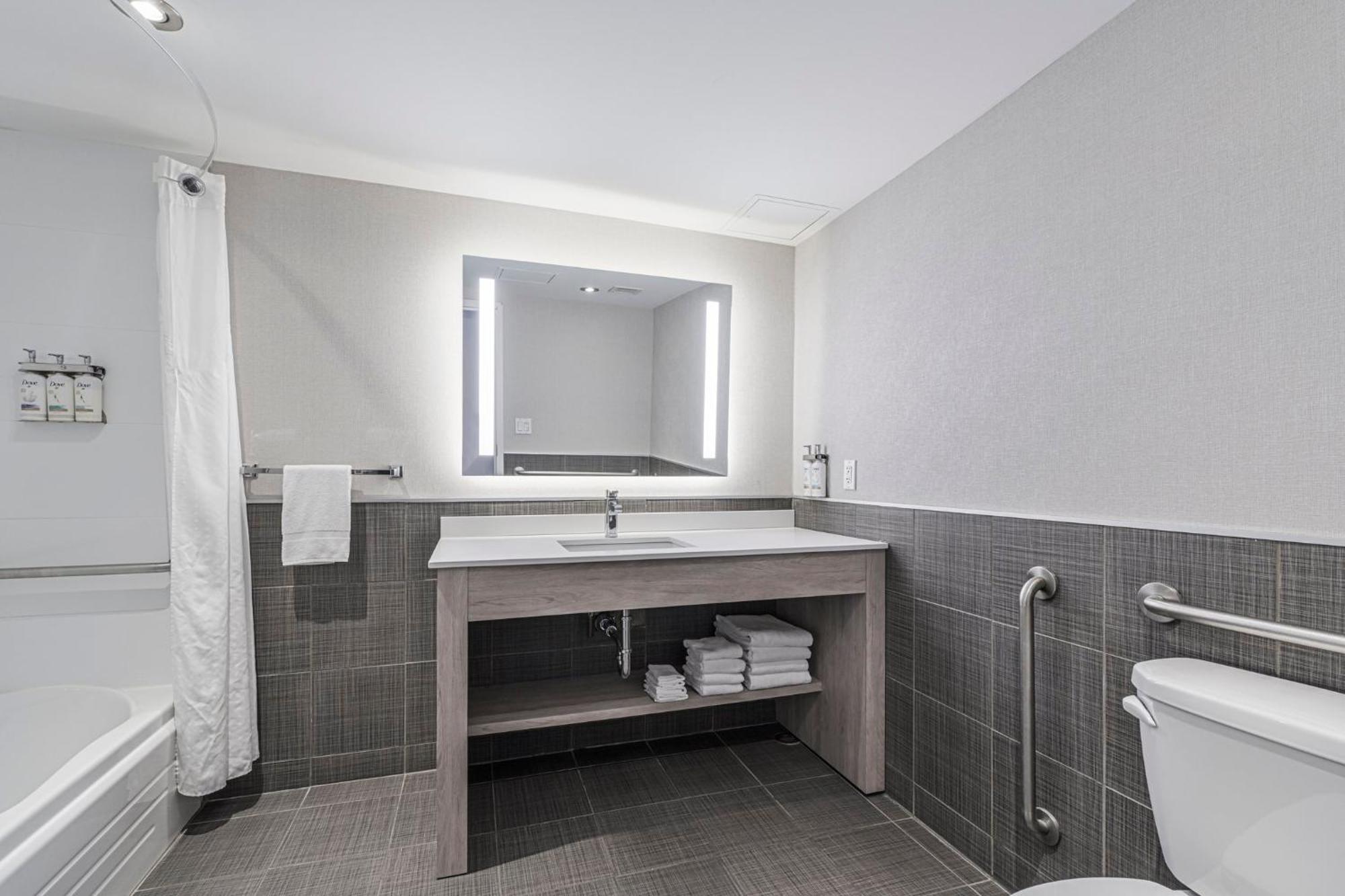 Holiday Inn Express Hotel & Suites Saint - Hyacinthe By Ihg Dış mekan fotoğraf