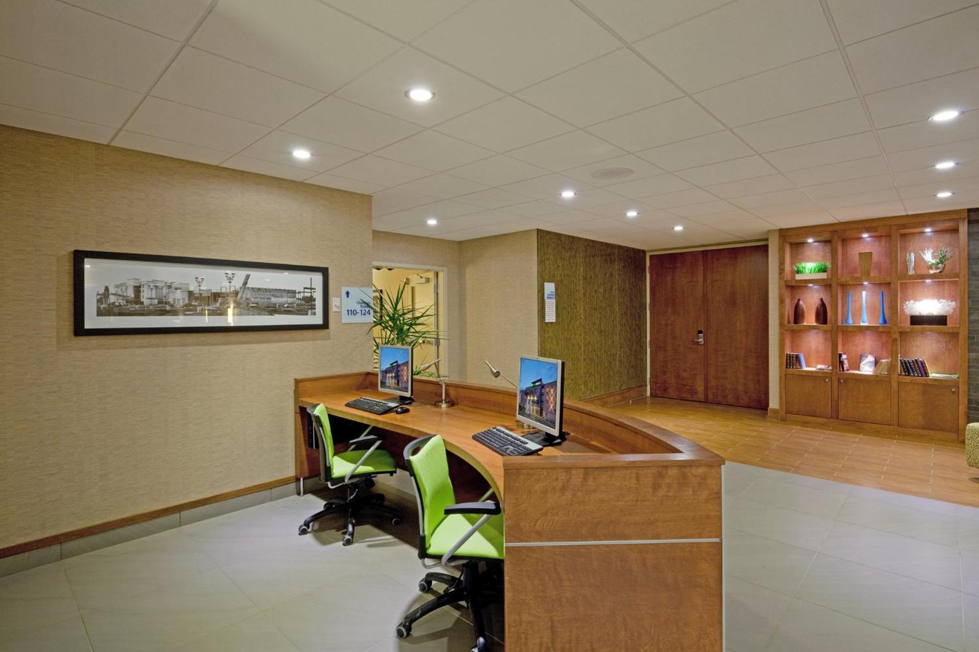 Holiday Inn Express Hotel & Suites Saint - Hyacinthe By Ihg Dış mekan fotoğraf